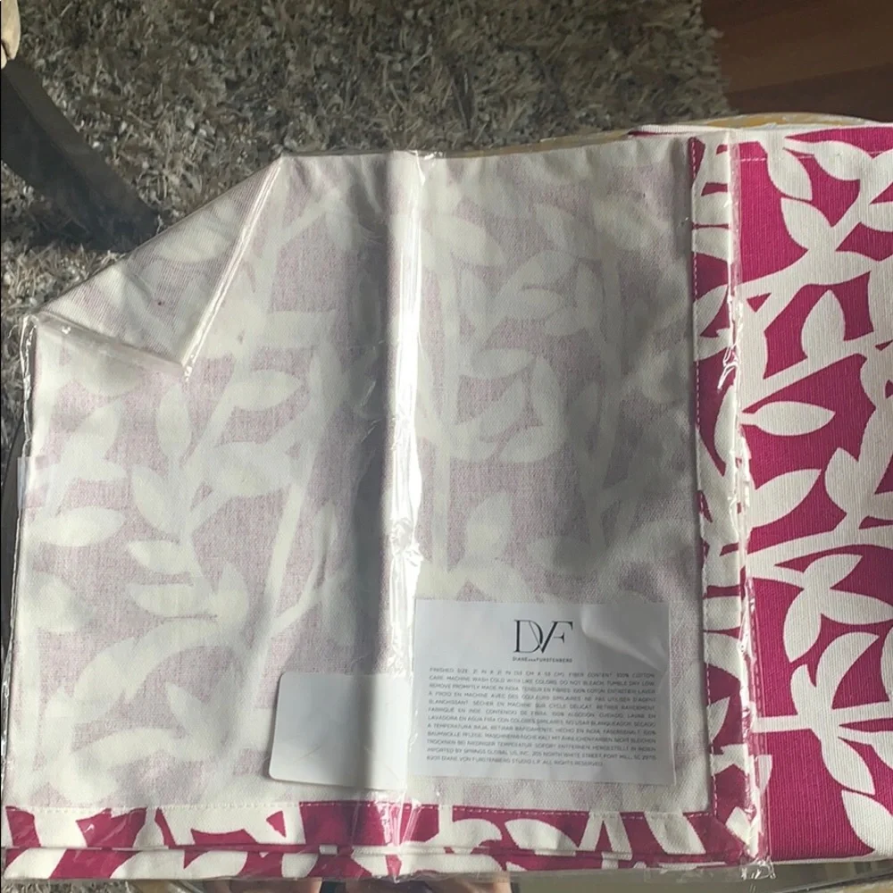 New Diane Von Furstenberg DVF pink‎ dinner napkins